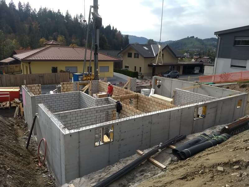 Betonwände eines Untergeschosses im Rohbau