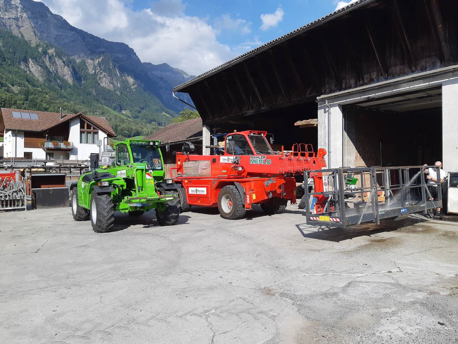 Teleskopstapler und Transporter vor der Werkhalle