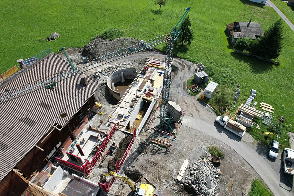 Baustelle mit Kran, Luftaufnahme