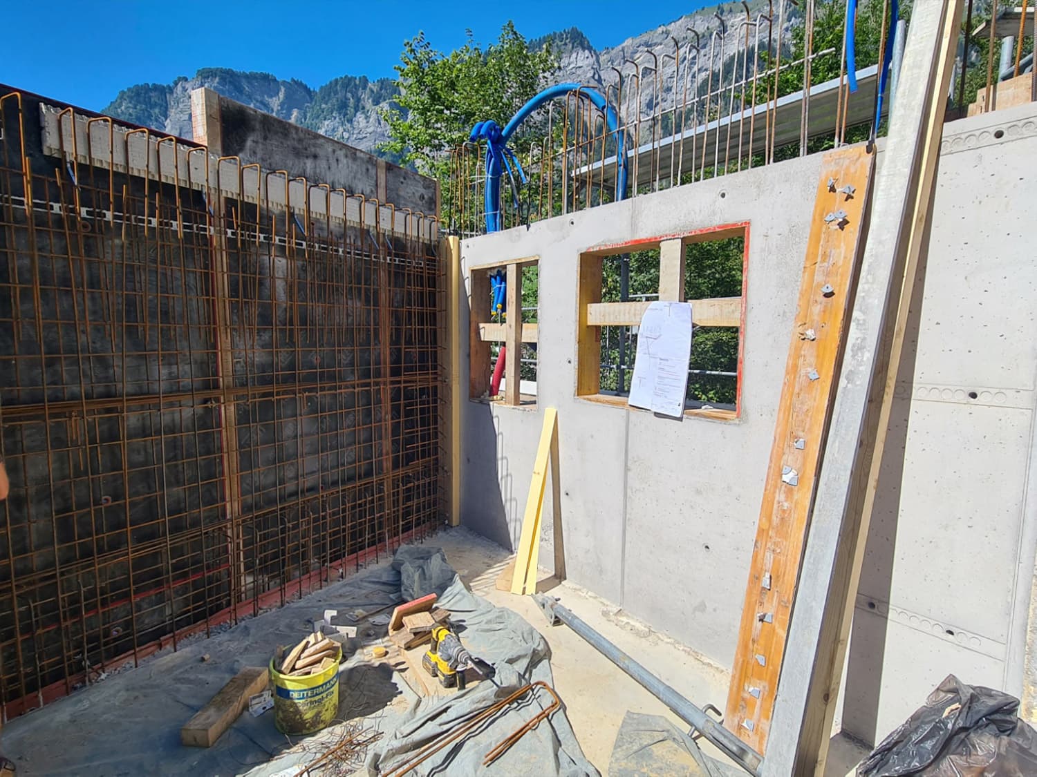 Armierte Betonwand und Schalungen auf einer Baustelle