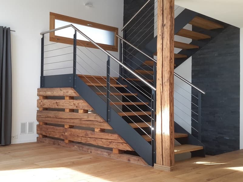 moderne Treppe mit Stahlgeländer