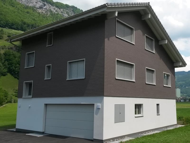 Einfamilienhaus mit Eternitfassade grau