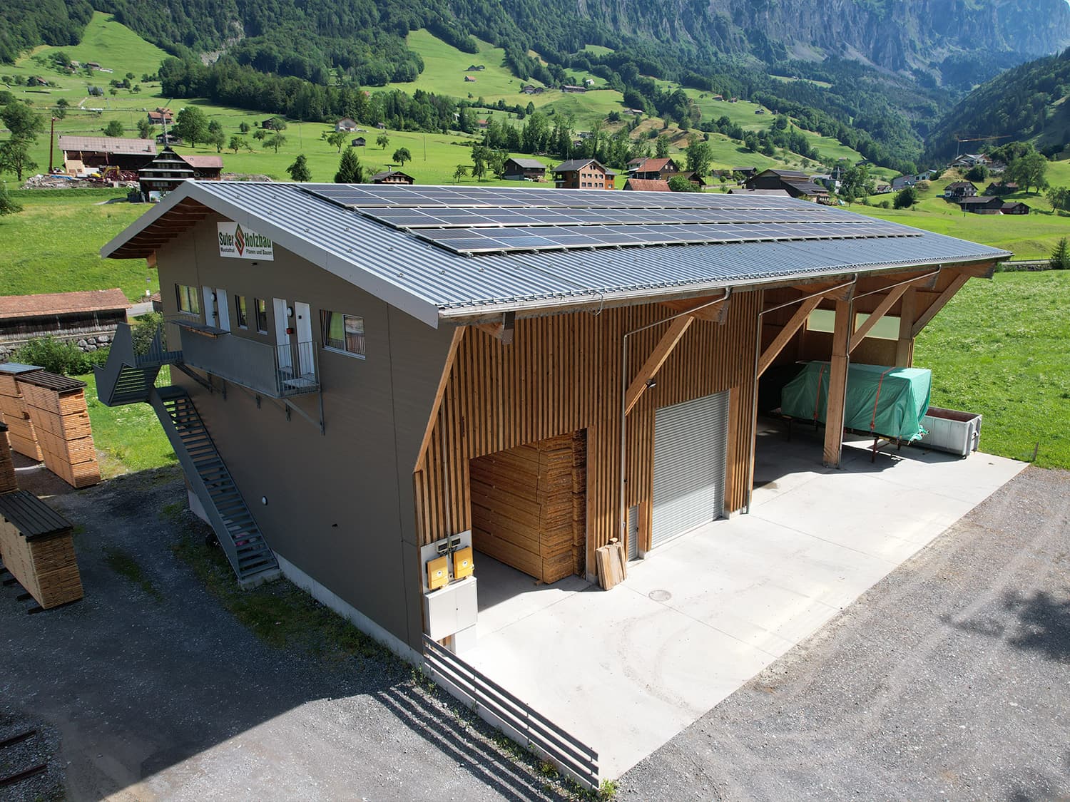 Lagerhalle der Suter Holzbau AG mit Solardach